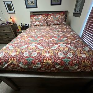 Beautiful Queen size duvet with matching pillow covers.